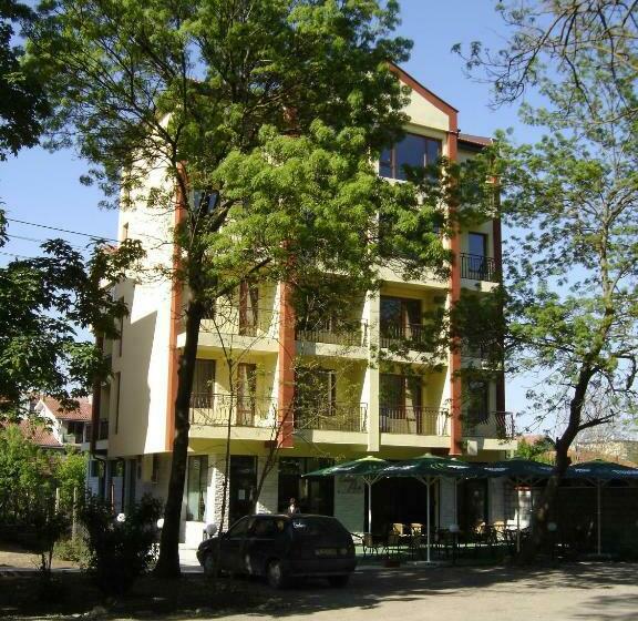 Отель Central Park Family