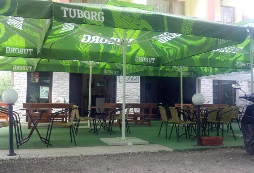 Отель Central Park Family