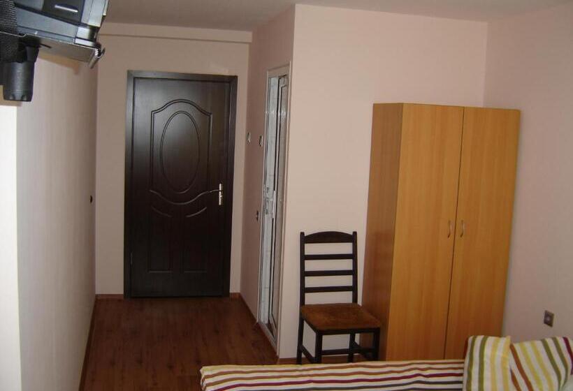 Отель Central Park Family