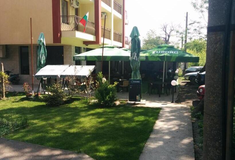 Отель Central Park Family