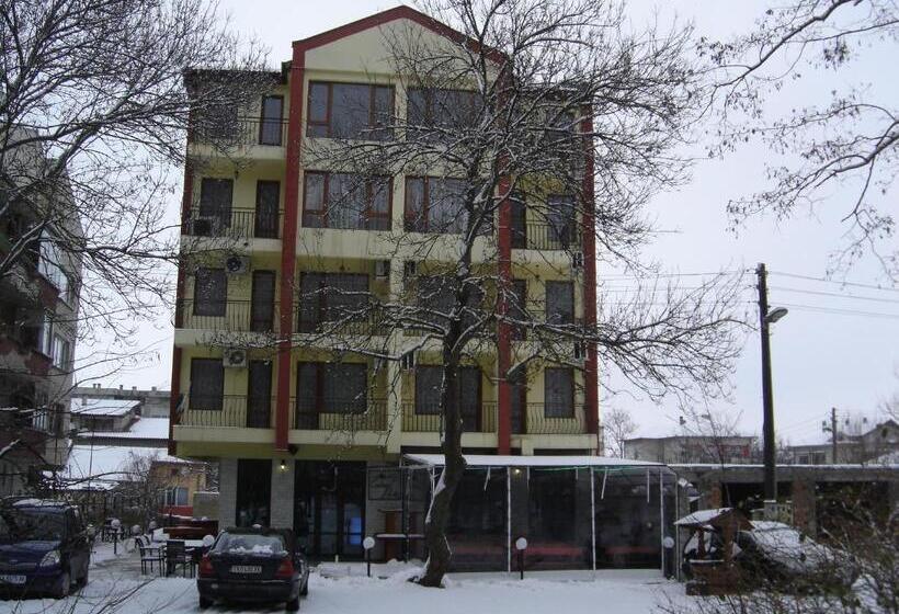 Отель Central Park Family