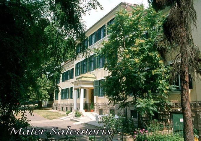 پانسیون Mater Salvatoris House