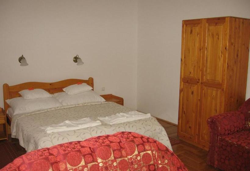 پانسیون Mater Salvatoris House