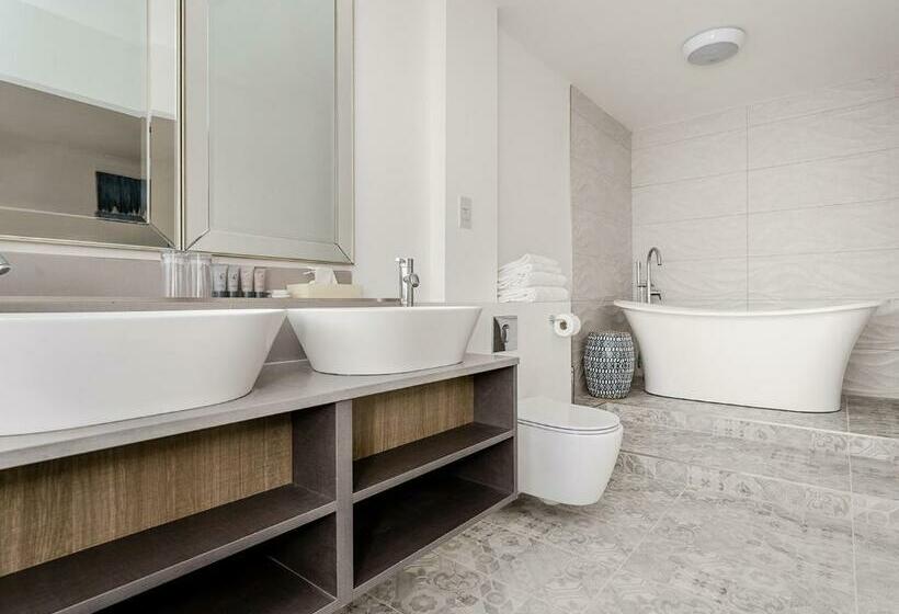 Pike And Eel Hotel And Marina