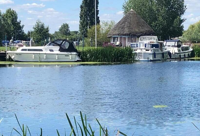 Pike And Eel Hotel And Marina