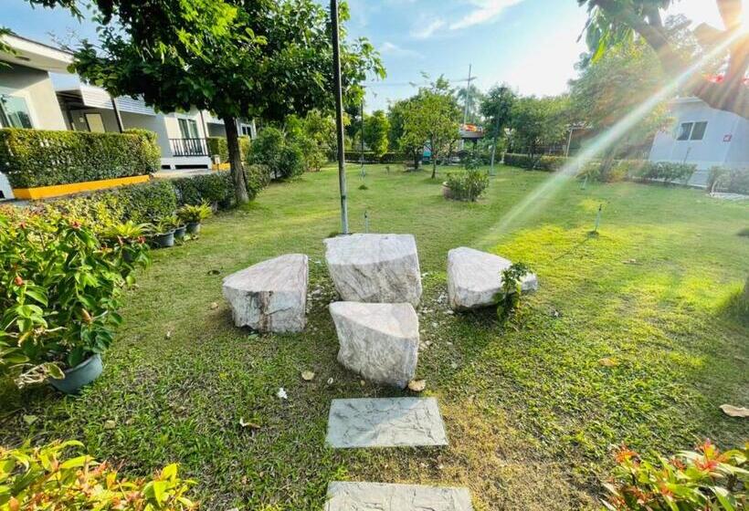 Baan Ruay Suk Resort Lopburi