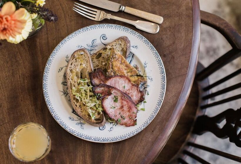 ホテル The Bull Inn