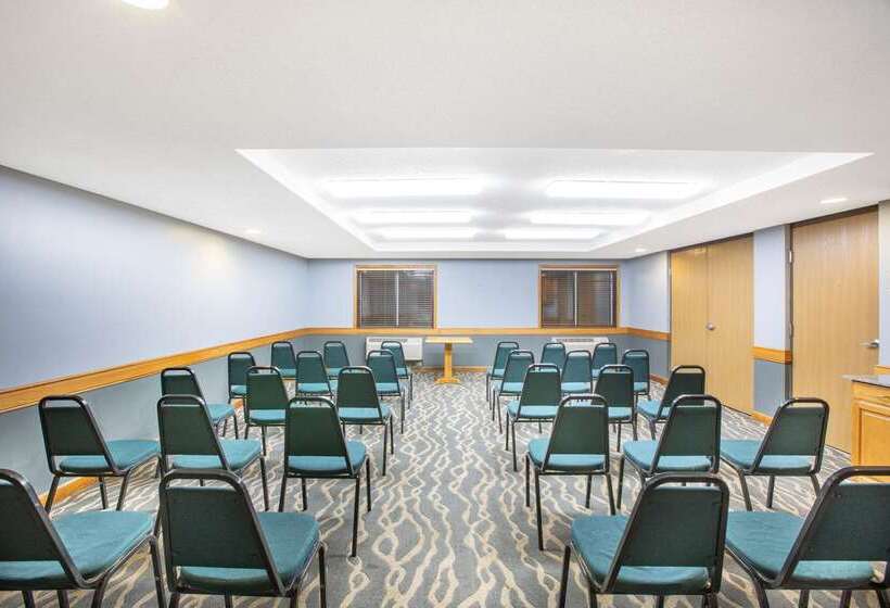 בית מלון כפרי Americinn By Wyndham Coralville