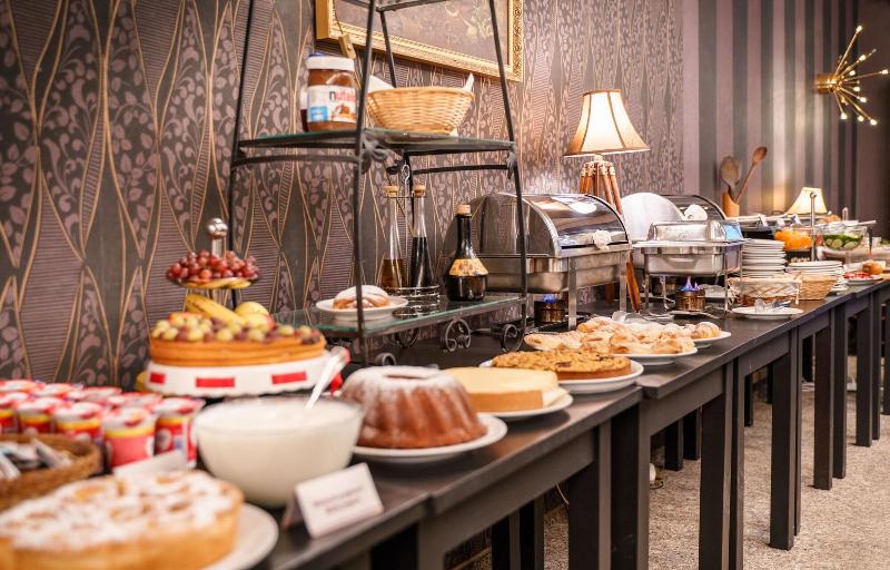 Отель Capital With Private Wellness