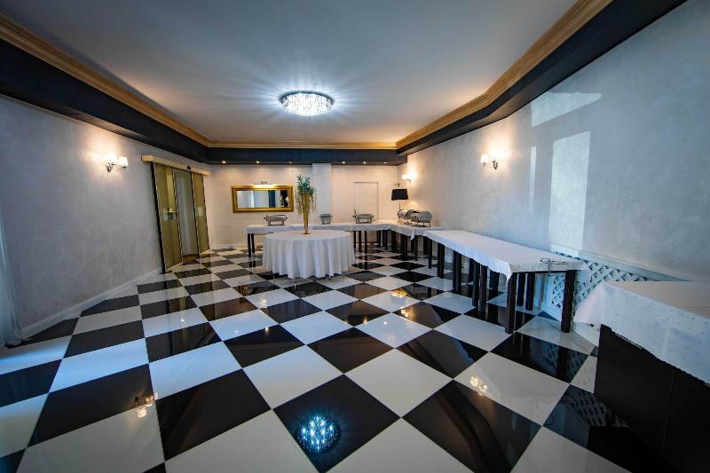 Отель Capital With Private Wellness