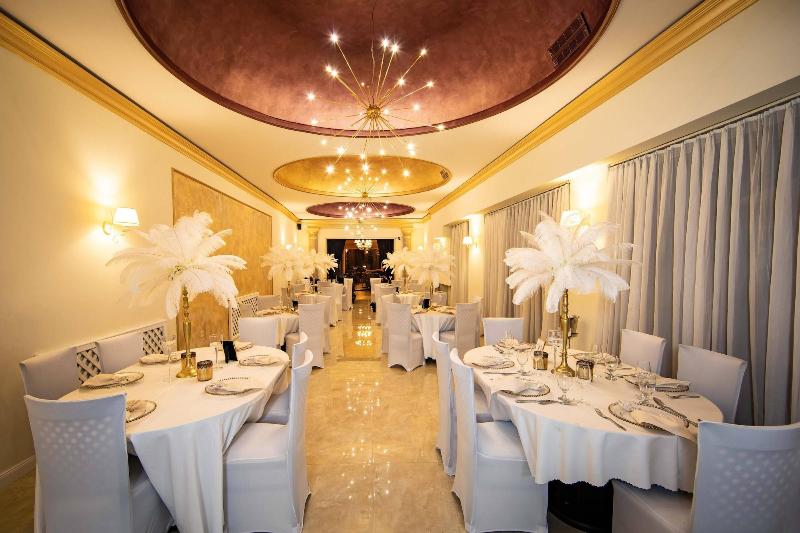 Отель Capital With Private Wellness