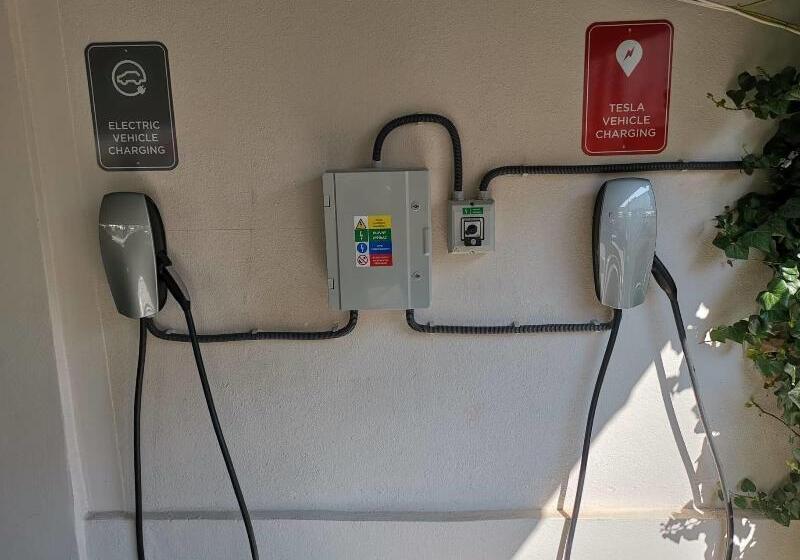 Отель Capital With Private Wellness