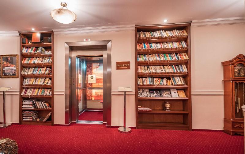 Отель Capital With Private Wellness