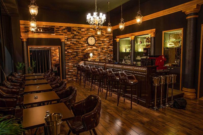 Отель Capital With Private Wellness