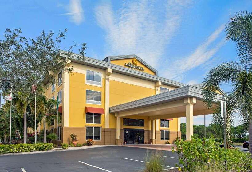 בית מלון כפרי Comfort Inn & Suites Sarasota I75