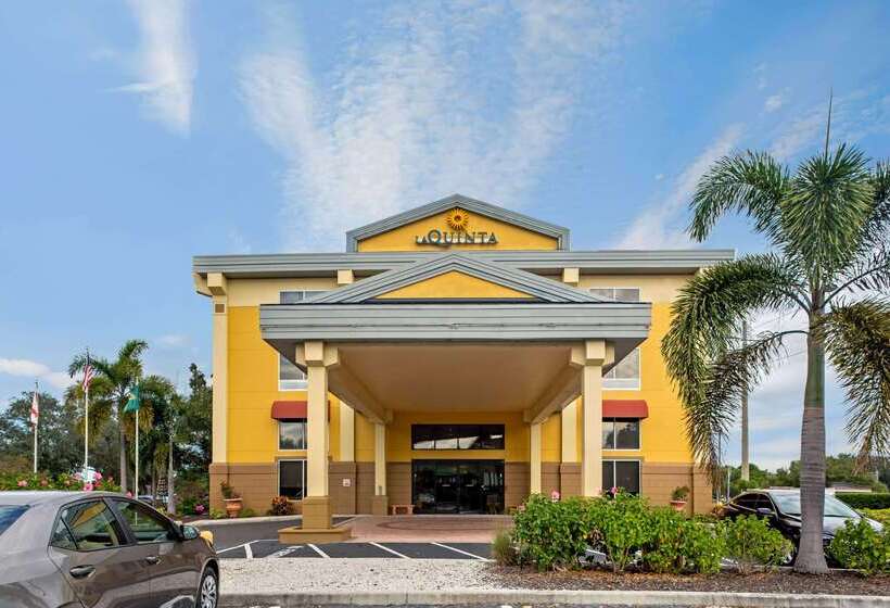 בית מלון כפרי Comfort Inn & Suites Sarasota I75