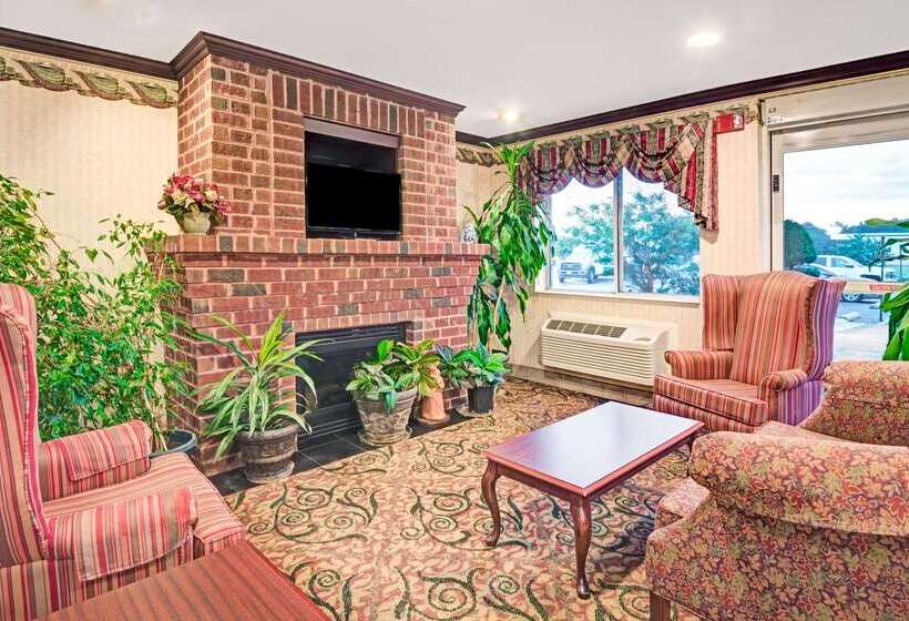 Отель Days Inn & Suites By Wyndham Siler City