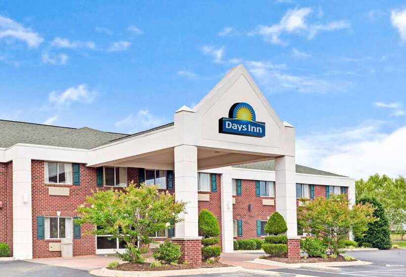 Отель Days Inn & Suites By Wyndham Siler City
