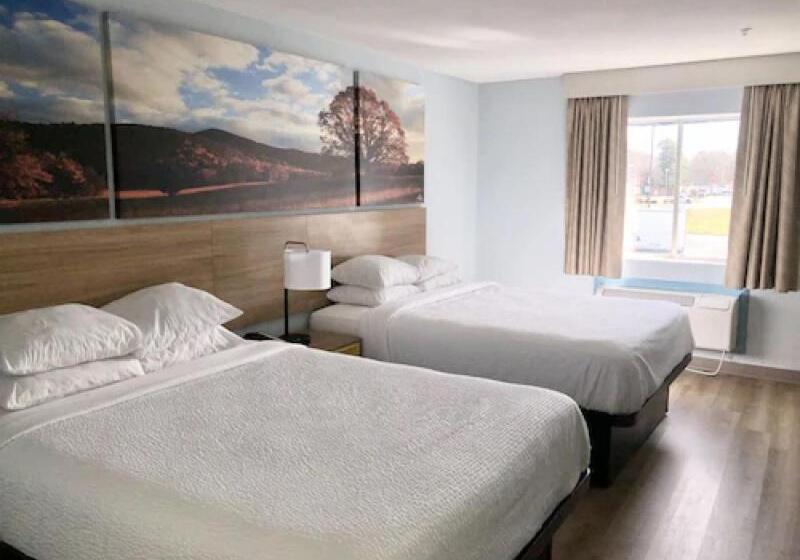 Отель Days Inn & Suites By Wyndham Siler City