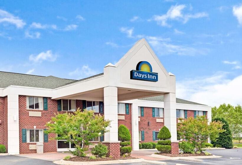 Отель Days Inn & Suites By Wyndham Siler City