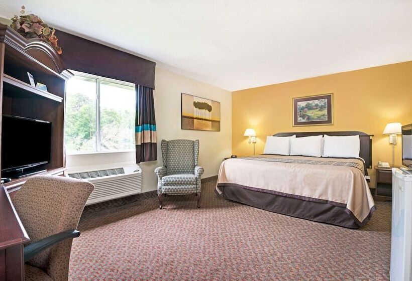 Отель Days Inn & Suites By Wyndham Siler City