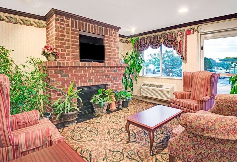 Отель Days Inn & Suites By Wyndham Siler City