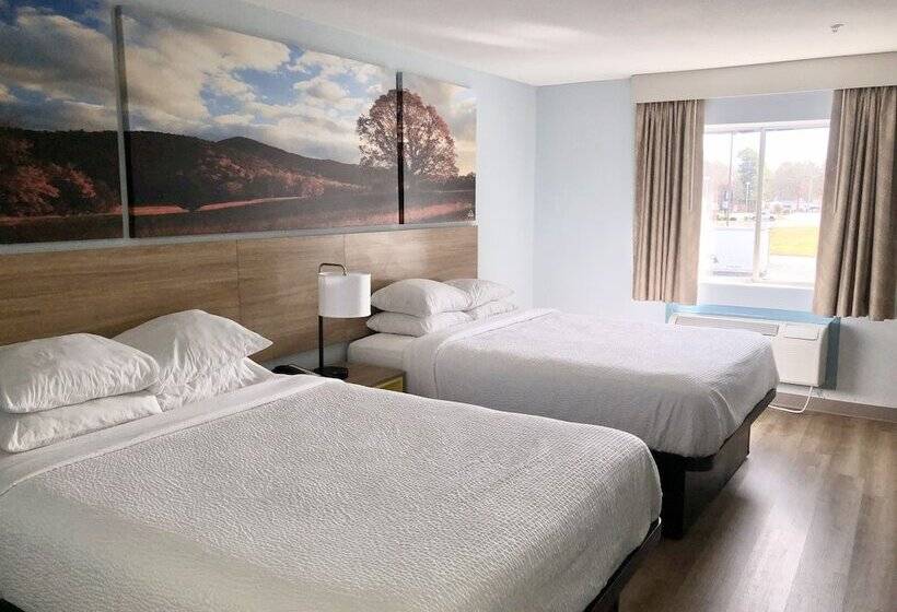 Отель Days Inn & Suites By Wyndham Siler City