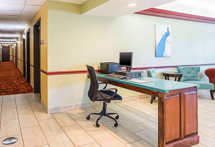 فندق Econo Lodge Inn & Suites