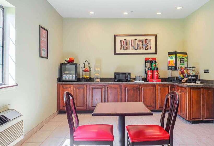 فندق Econo Lodge Inn & Suites