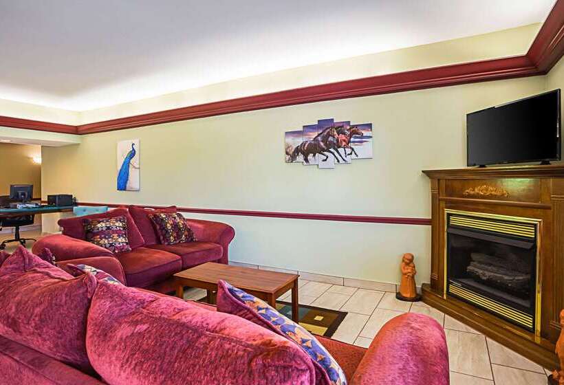 فندق Econo Lodge Inn & Suites