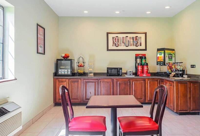 فندق Econo Lodge Inn & Suites