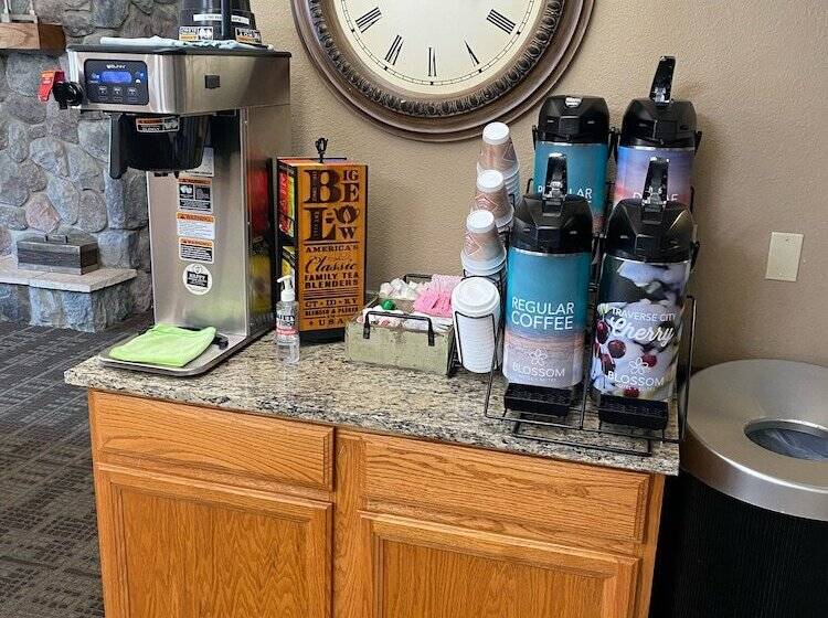 Blossom Hotel & Suites Traverse City