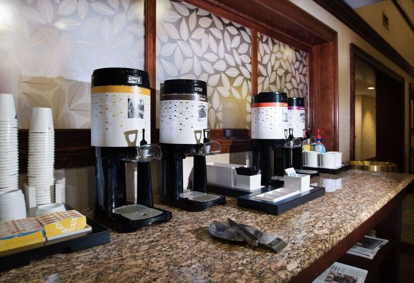 هتل Hampton Inn Linden