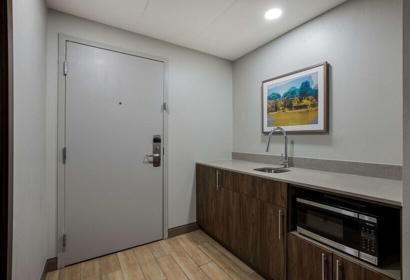 هتل Hampton Inn Linden