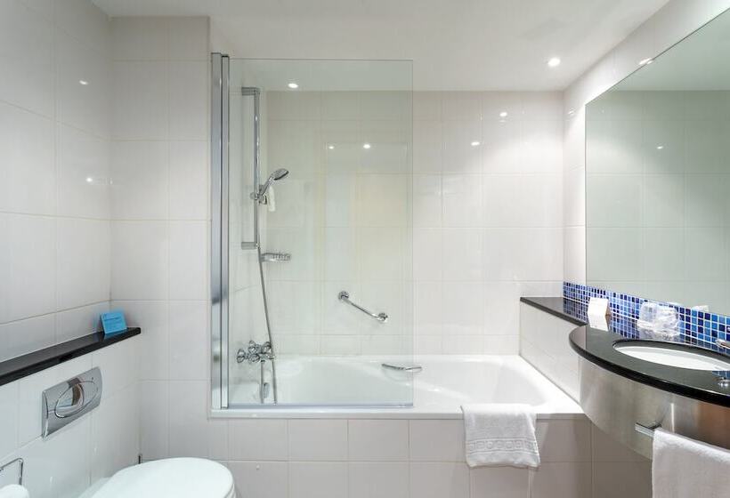 Отель Holiday Inn Express Lisbon Oeiras, An Ihg