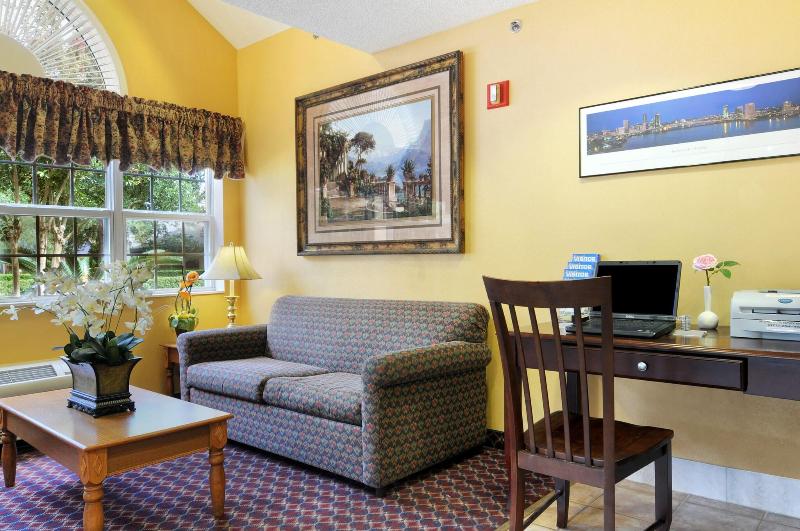 ホテル Hometown Inn & Suites Jacksonville Butler Blvd./southpoint