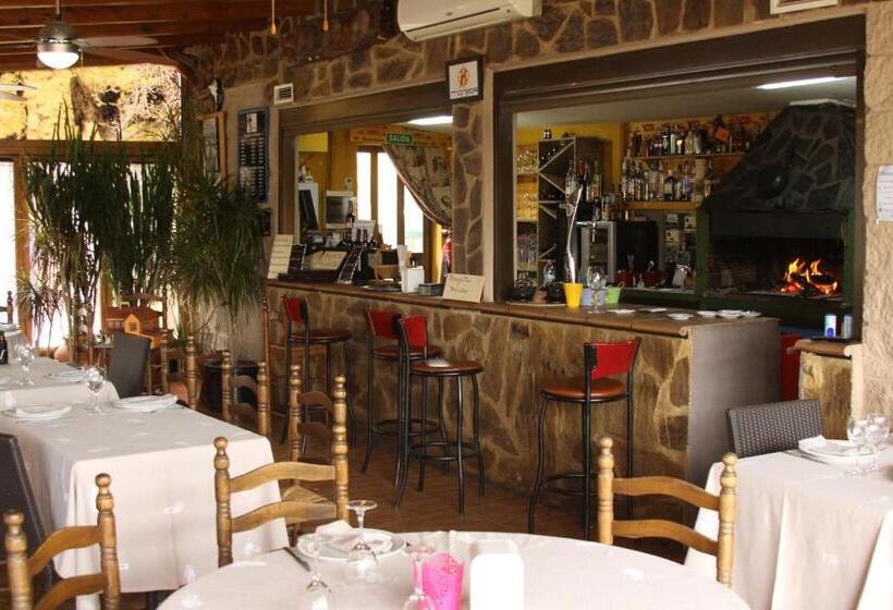 Отель Hostal Isis