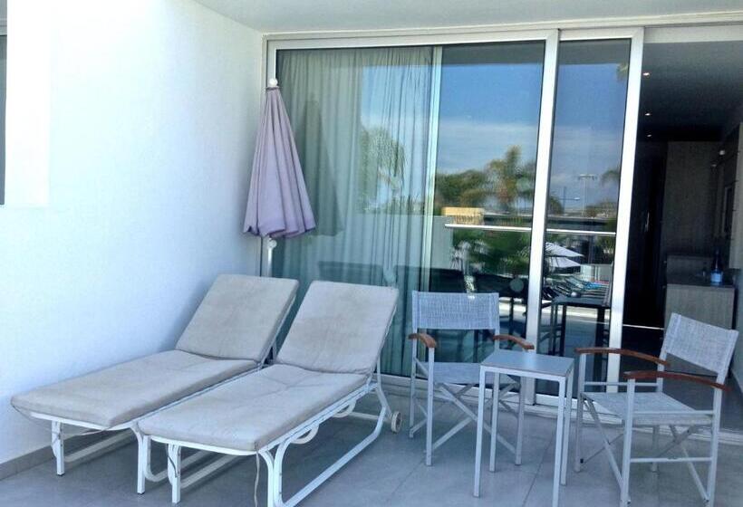 Limanaki Beach Hotel & Suites