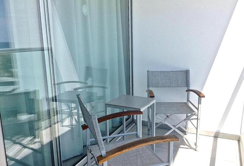 Limanaki Beach Hotel & Suites