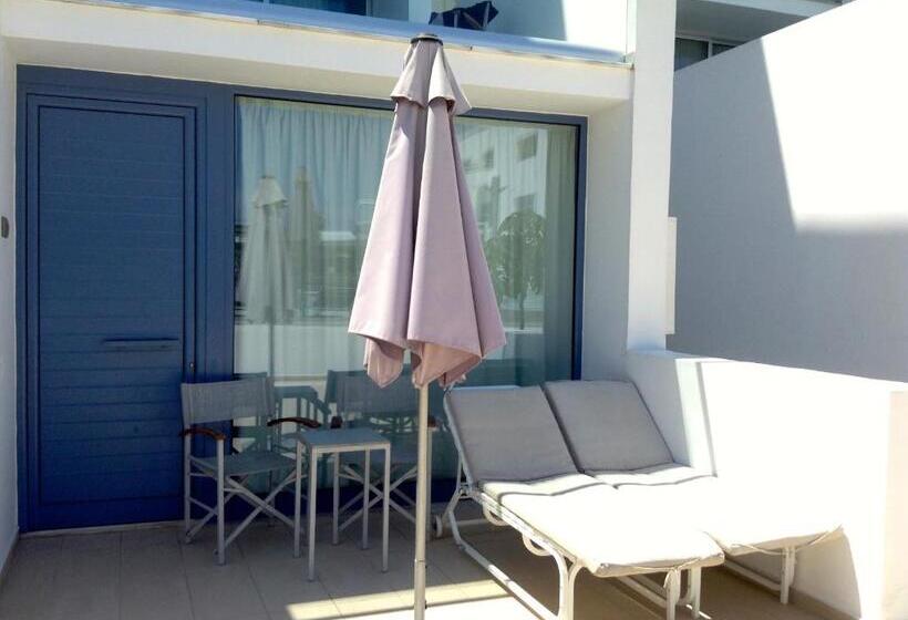 Limanaki Beach Hotel & Suites