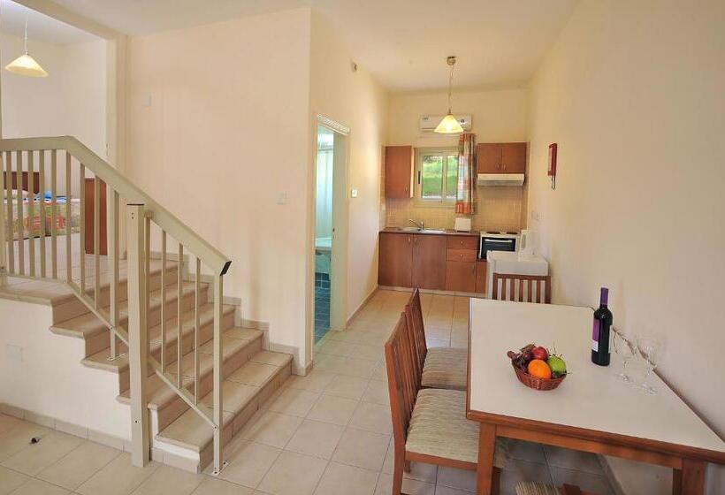 Nissiana Hotel & Bungalows