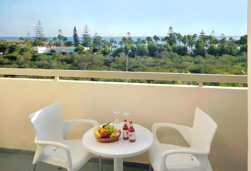 Nissiana Hotel & Bungalows