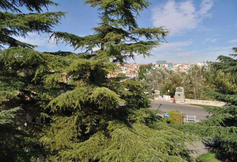 هتل Puente De Piedra