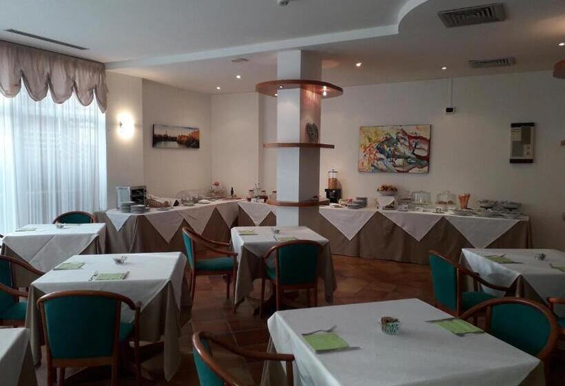 Отель Roero Park