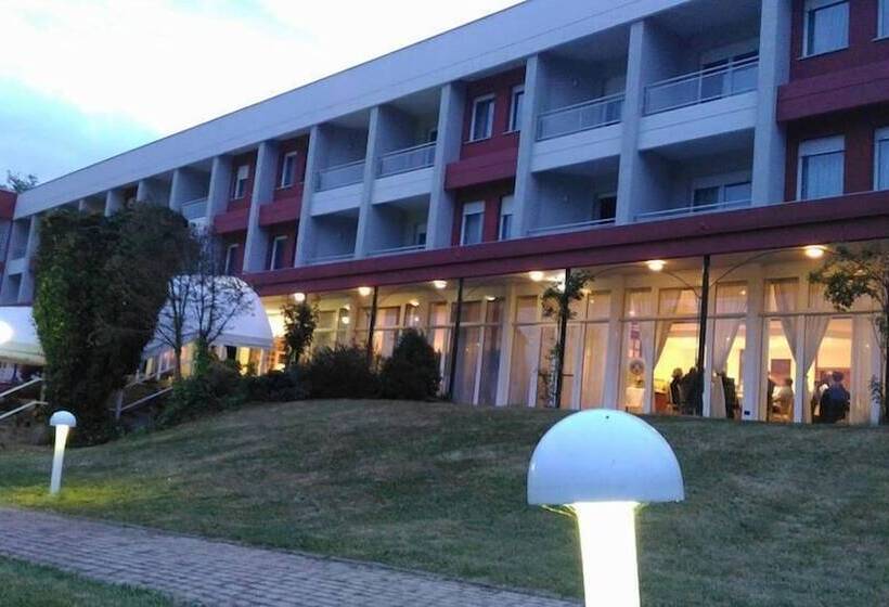 Отель Roero Park