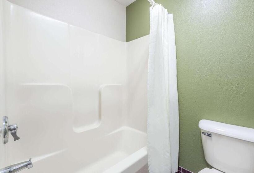 فندق Super 8 By Wyndham Madison In