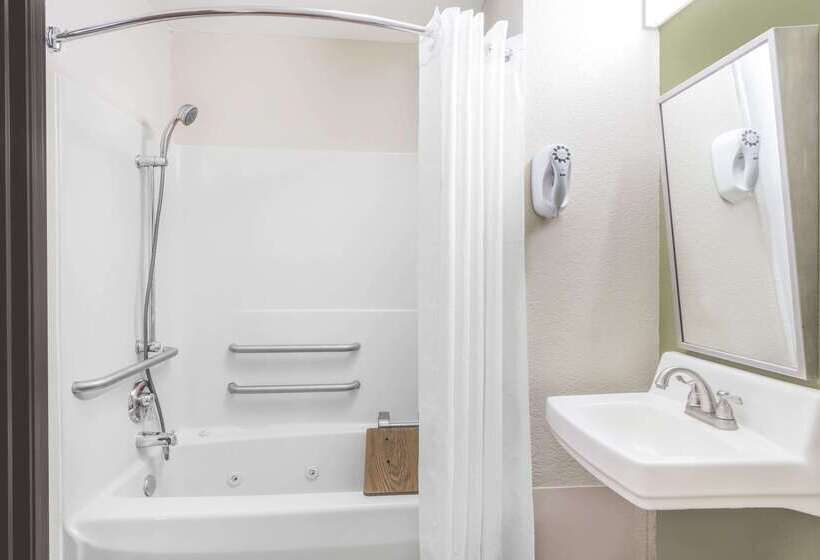 فندق Super 8 By Wyndham Madison In