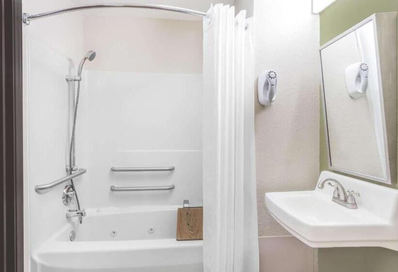 فندق Super 8 By Wyndham Madison In