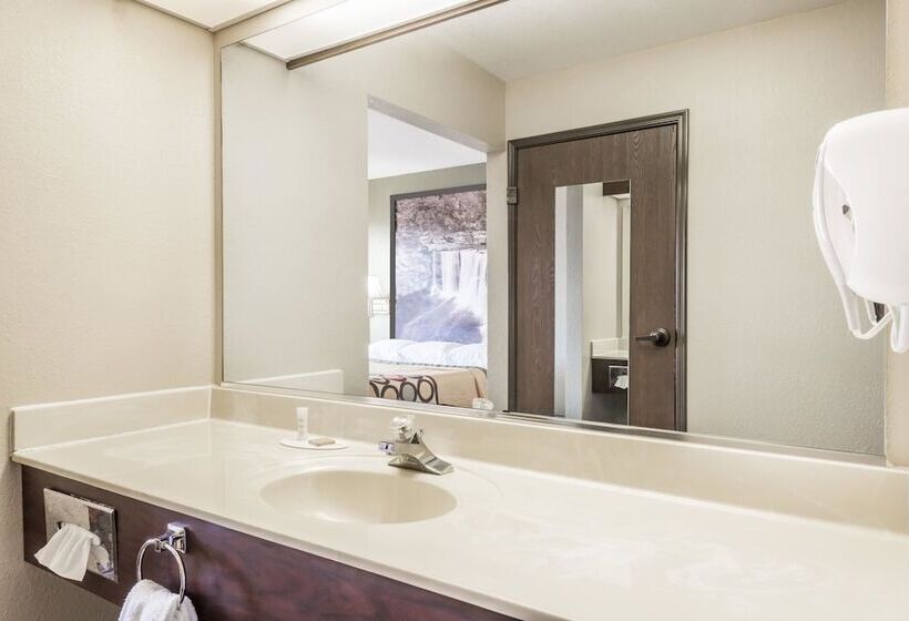 فندق Super 8 By Wyndham Madison In