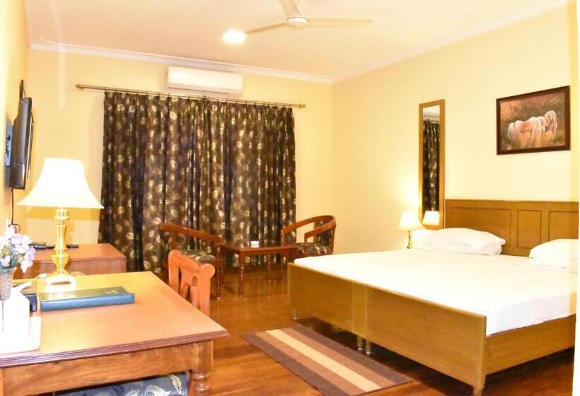 住所  The Royal Residency